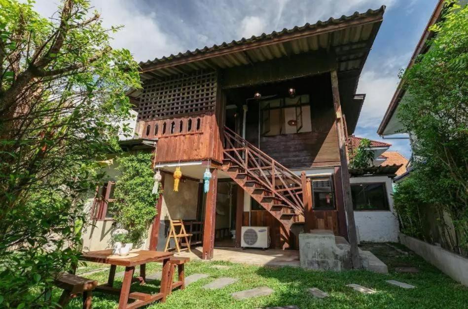 Nearthepark Backpack House Hostel Chiang Mai Exterior photo